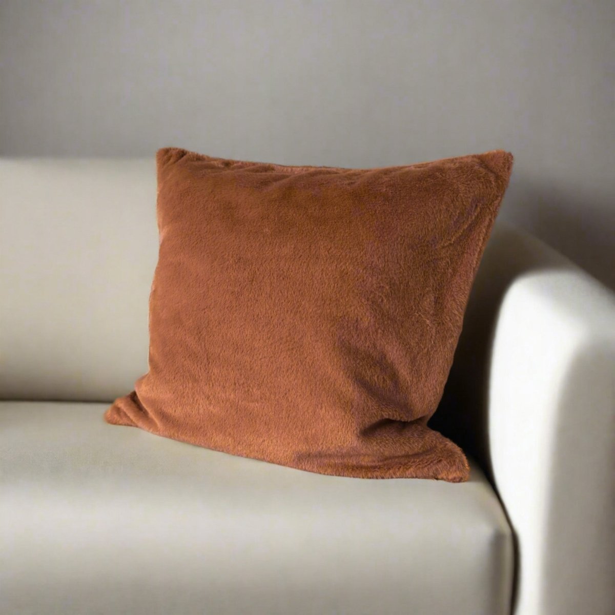 Putetrekk i myk pels cognac 50 x 50 cm på lys sofa