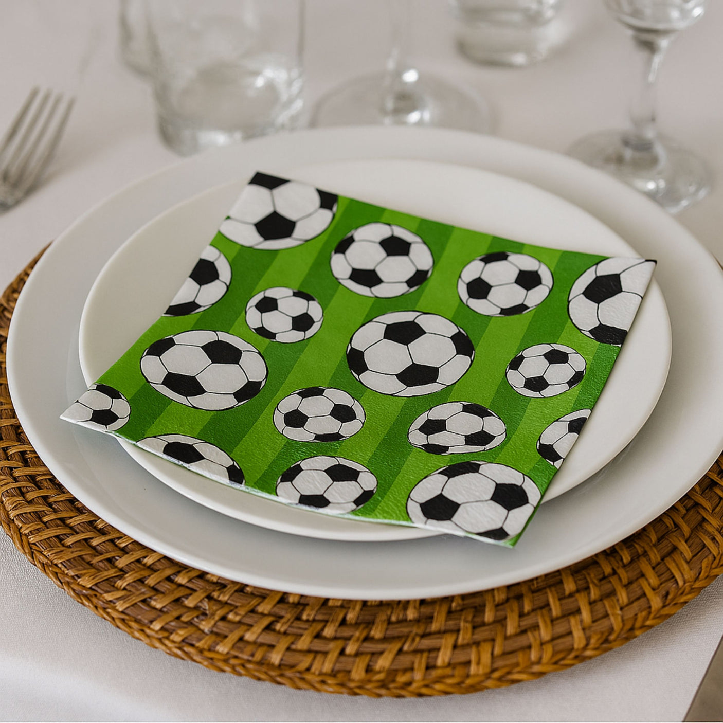 Papirserviett med fotballmotiv i svart og hvitt, stylet på tallerken – perfekt til barnebursdag, fotballfest eller temadekor på bordet.