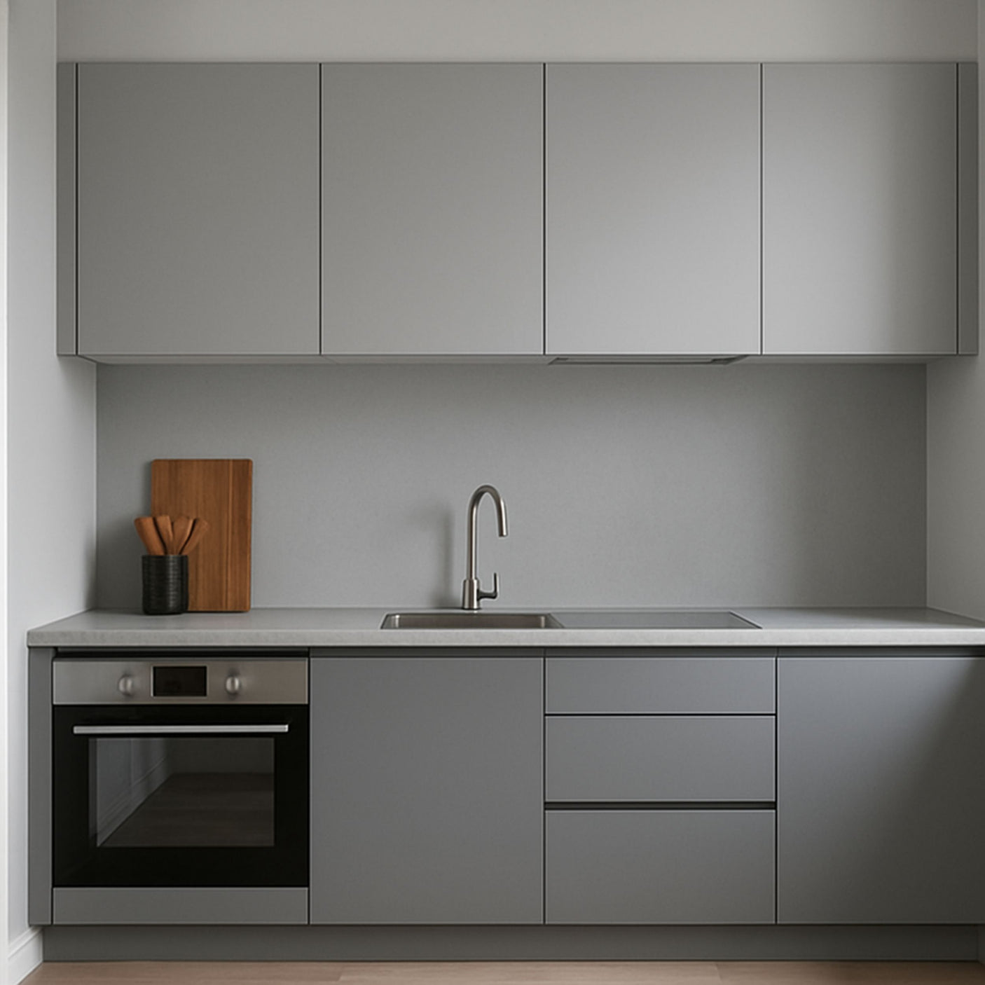 Kjøkken med fronter og vegg fornyet med Uni Matt Grå kontaktplast – minimalistisk og stilren løsning for en moderne og helhetlig look.