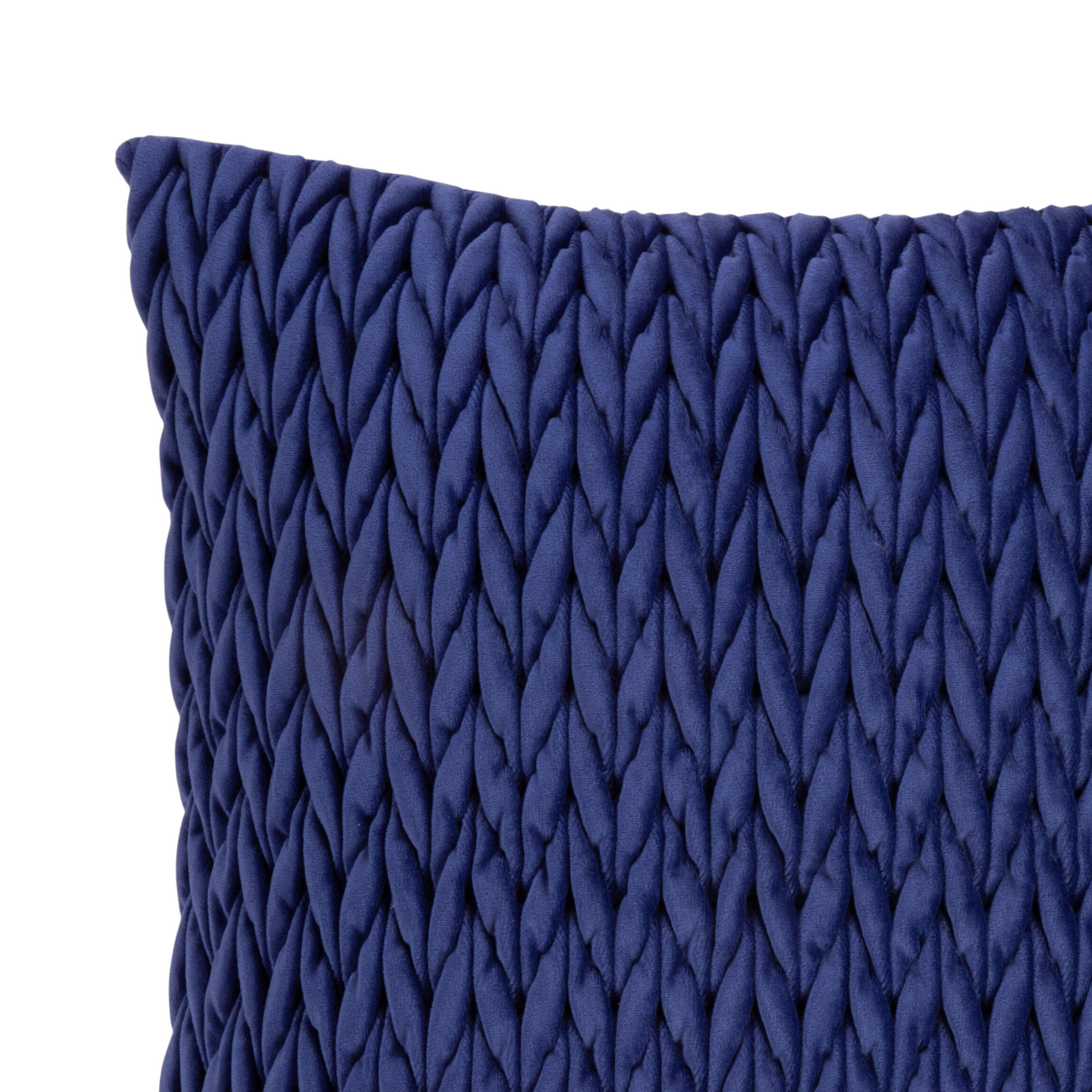 Elegant og teksturert pute i moderne sofaoppsett med naturtoner.