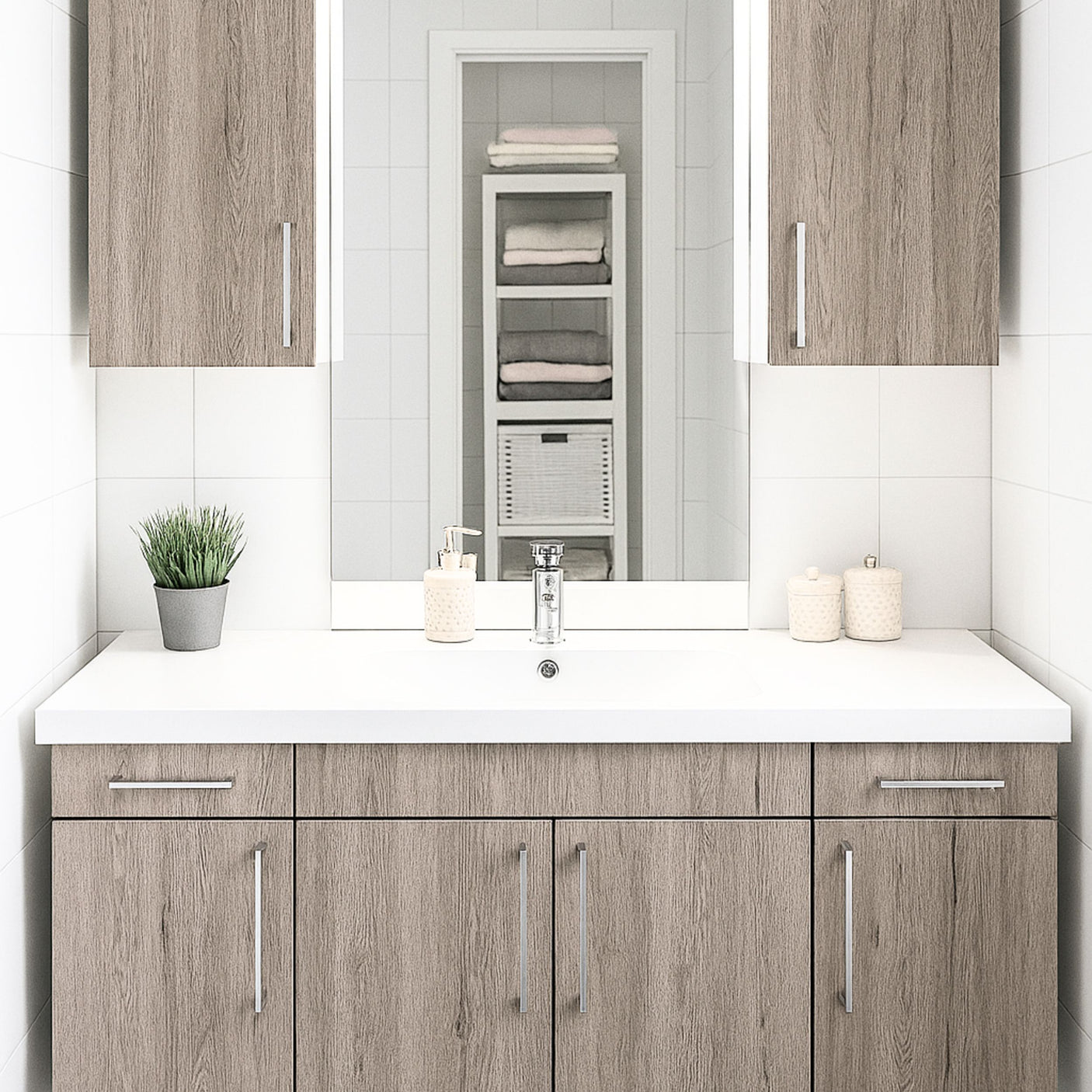 Baderomsmøbler fornyet med Sanremo Eik Natur kontaktplast – gir et moderne og naturlig uttrykk som passer perfekt til lyse fliser