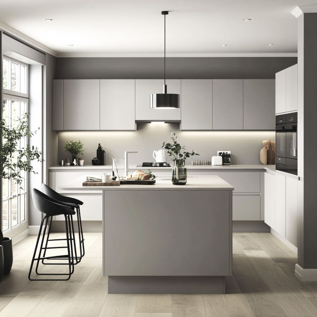 Uni Matt lys grå kontaktplast gir et behagelig uttrykk i en fin gråtone. Passer til fornyelse av kjøkken, bad eller møbler med helt slett underlag.