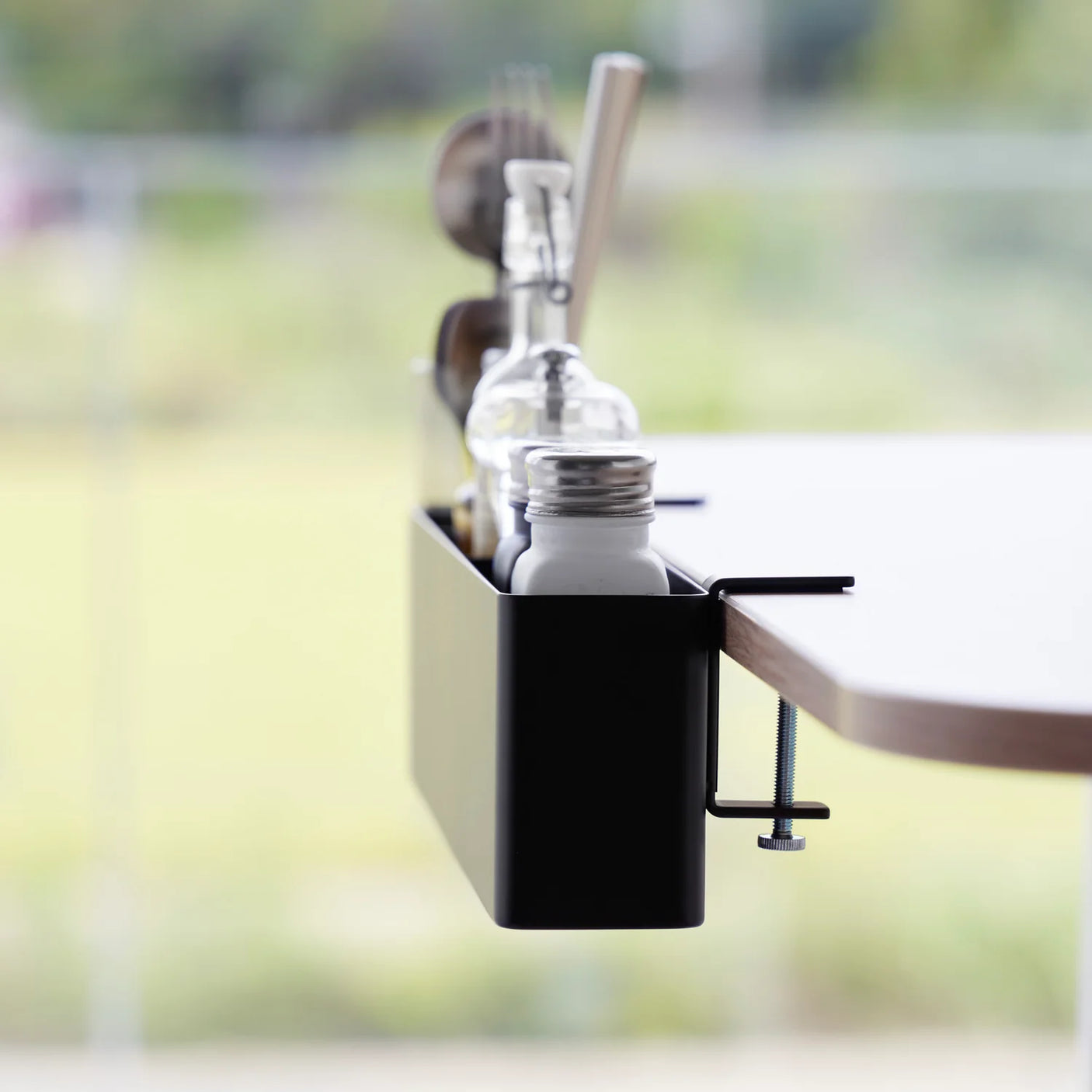 Bordmontert kurv i hvitt metall til ryddig oppbevaring ved arbeidsplass