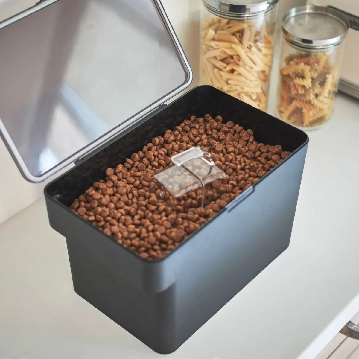 Lufttett oppbevaringsboks for dyrefôr 3,5 kg sort - Lindas Dekor