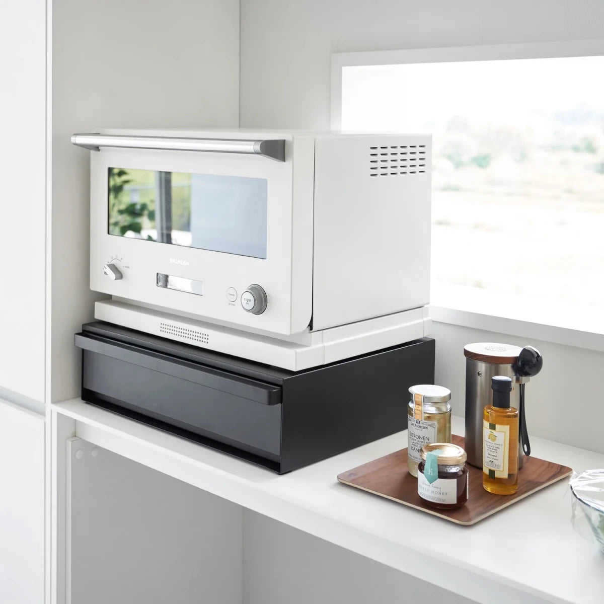 Sort kjøkkenhylle med skuff for organisering av apparater og tilbehør