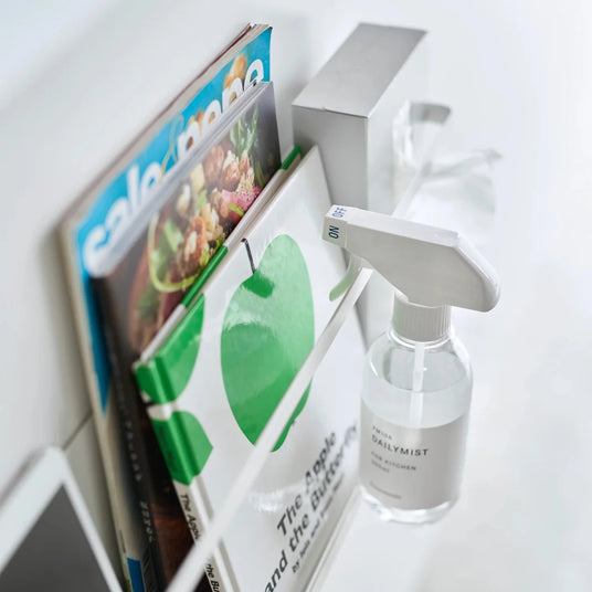 Nærbilde blad og sprayflaske i hylle