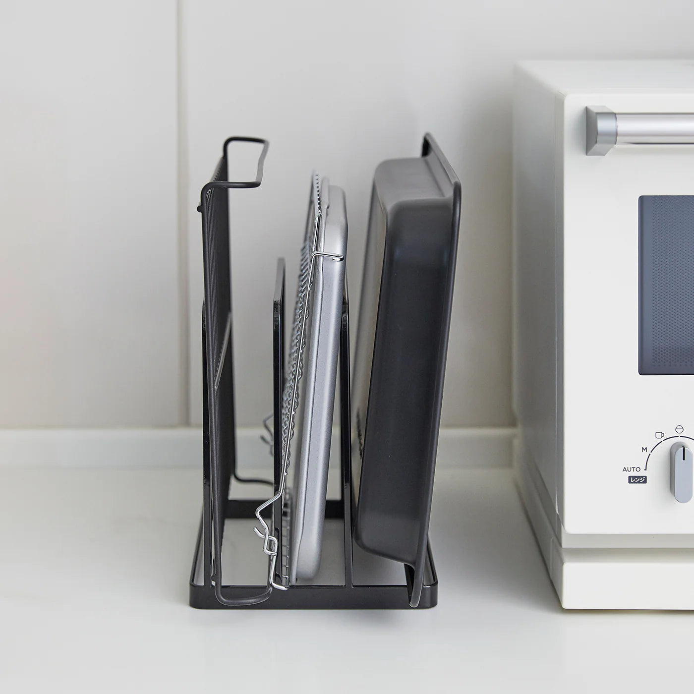 Plassbesparende stativ til kjøkkenskap for skjærebrett og rister