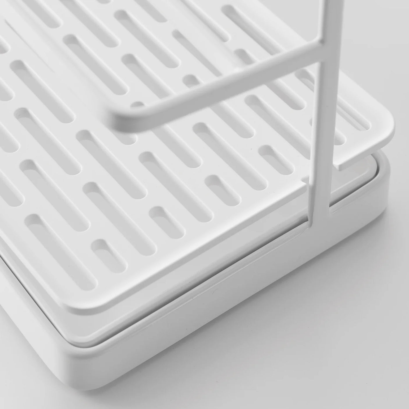 Tørkestativ til flasker med skrå design og avtakbart dryppbrett