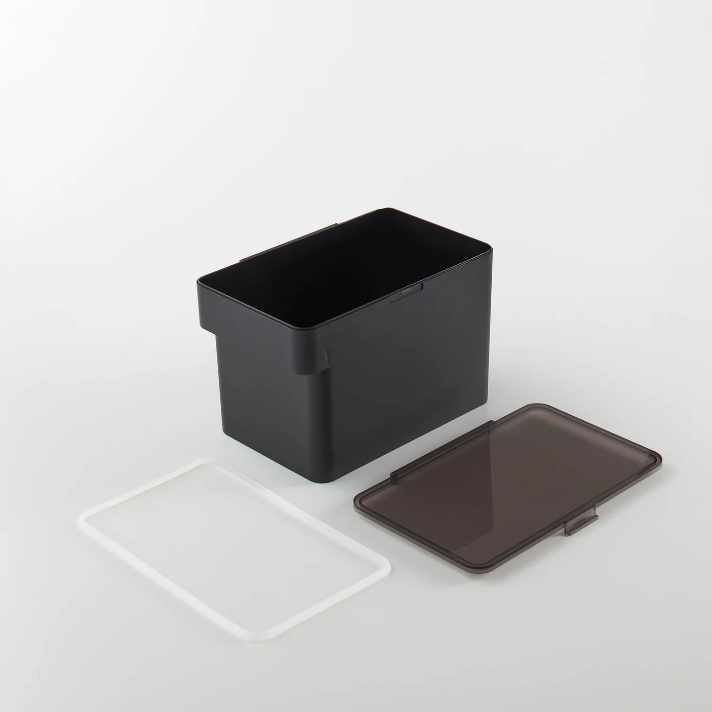 Fôrbeholder med lufttett lokk og målebeger til kjæledyrfôr