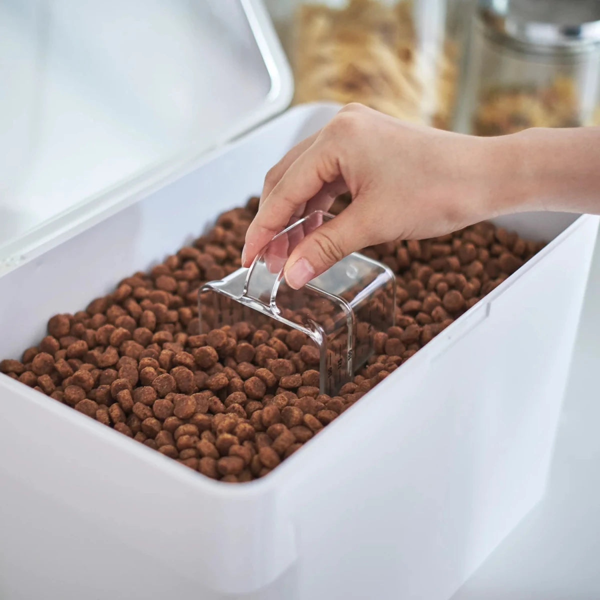Lufttett oppbevaringsboks for dyrefôr 3,5 kg hvit - Lindas Dekor