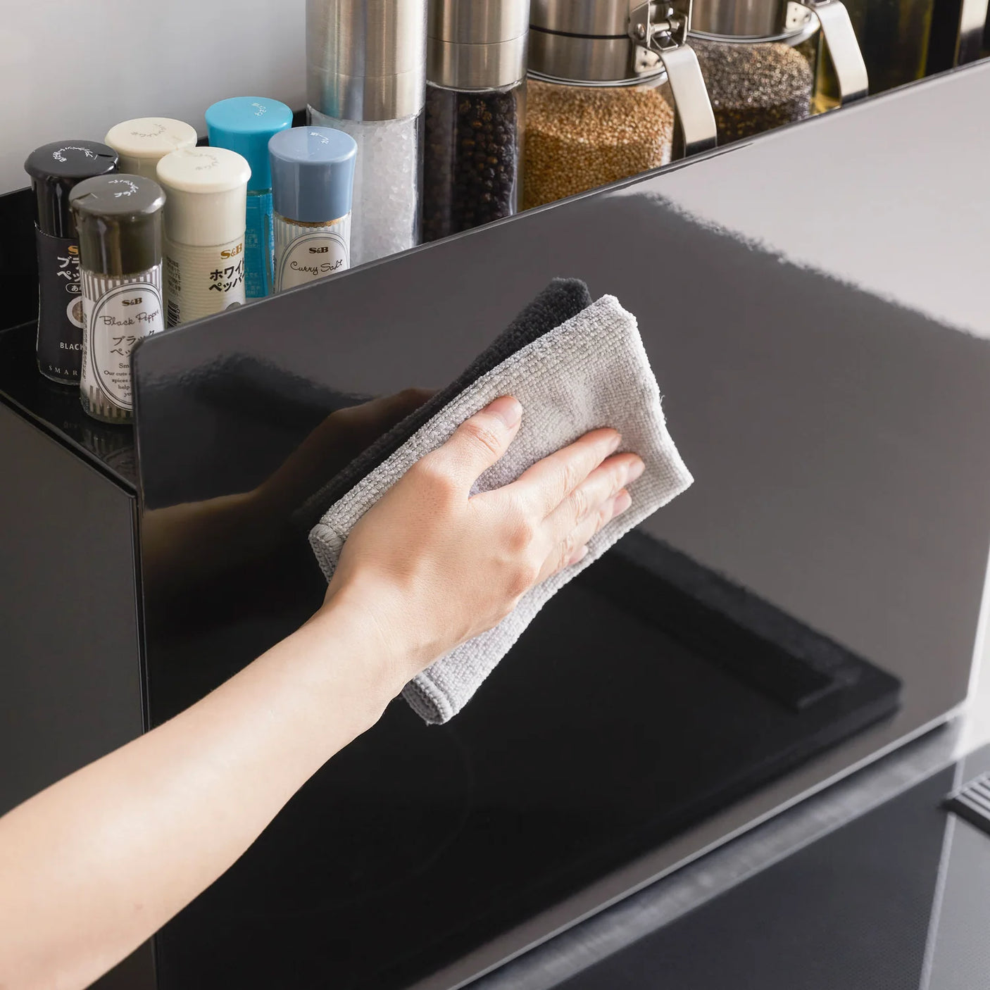 Smal kjøkkenoppbevaring i svart for krydder, flasker og småting