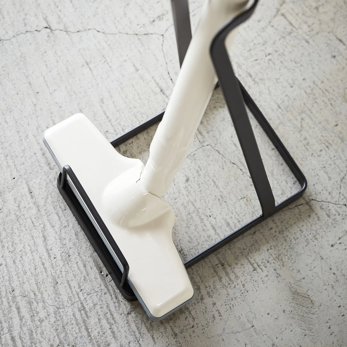 Stativ til skaftstøvsuger med slank stående utforming