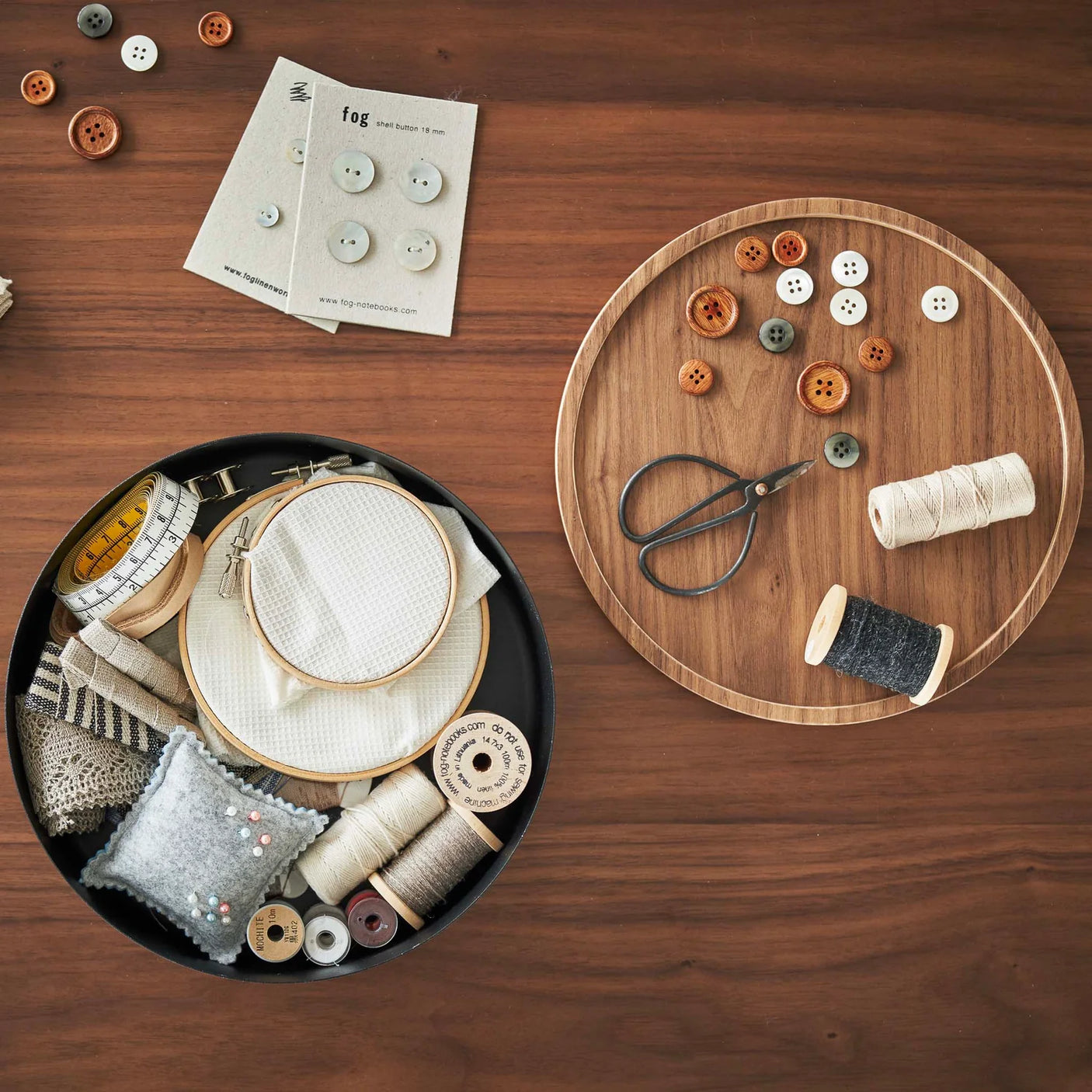 Produktet plassert i stue eller kjøkken med småting oppbevart inni