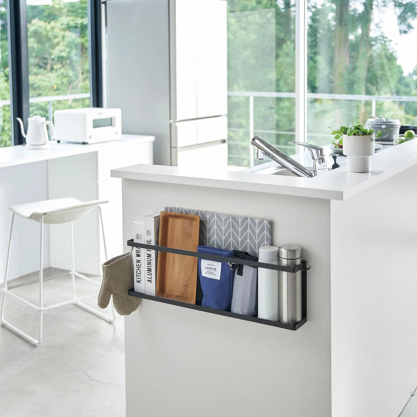 Oppbevaringshylle til vegg med kroker sort