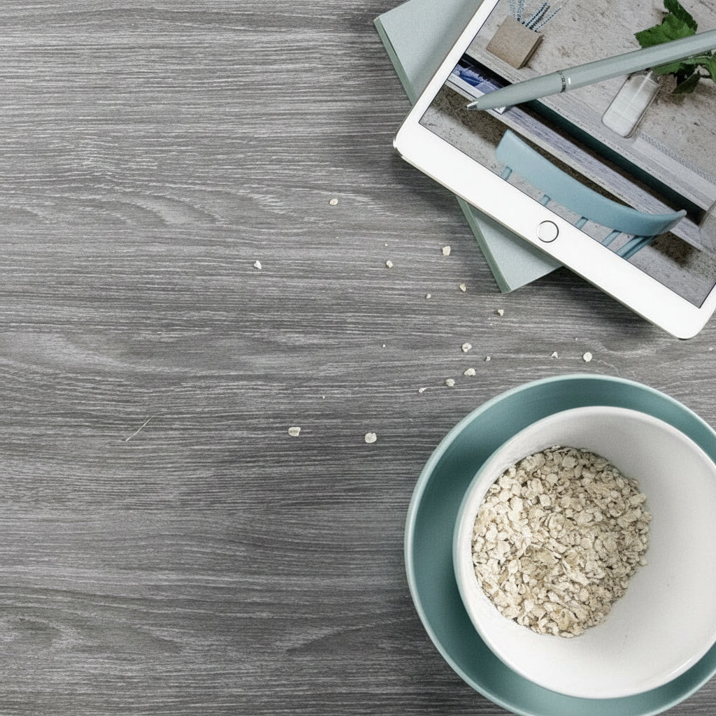 Perlegrå kontaktplast med trestruktur brukt som bordflate