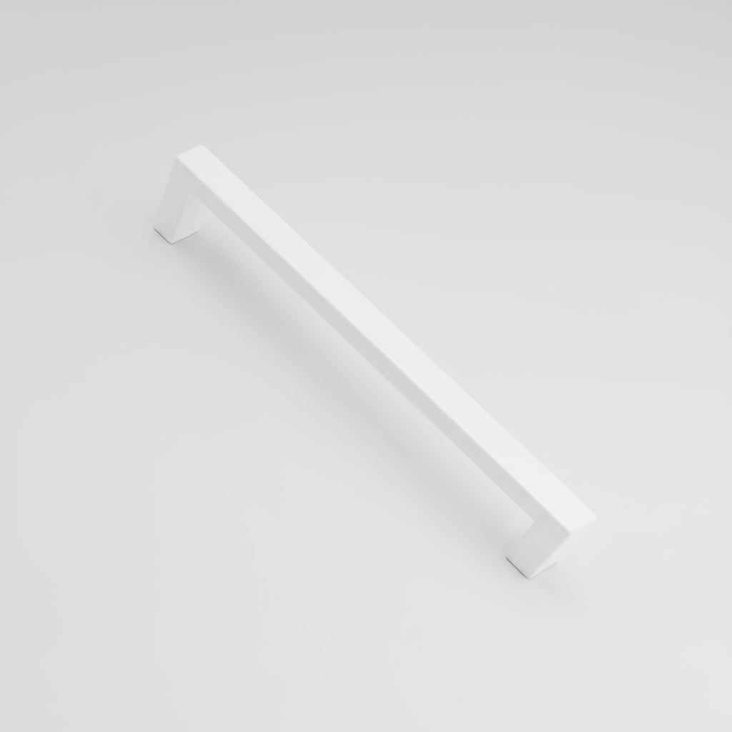 Håndtak i hvit matt metall montert på kjøkkenskuff fra Lindas Dekor