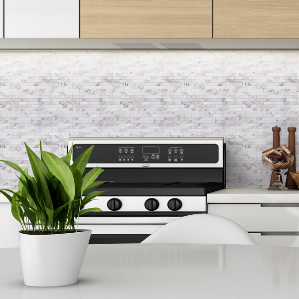 Stilrent og moderne veggdesign med marmorinspirerte fliser.