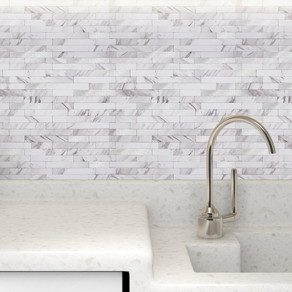 Selvheftende veggfliser i marmormønster montert på kjøkkenvegg.
