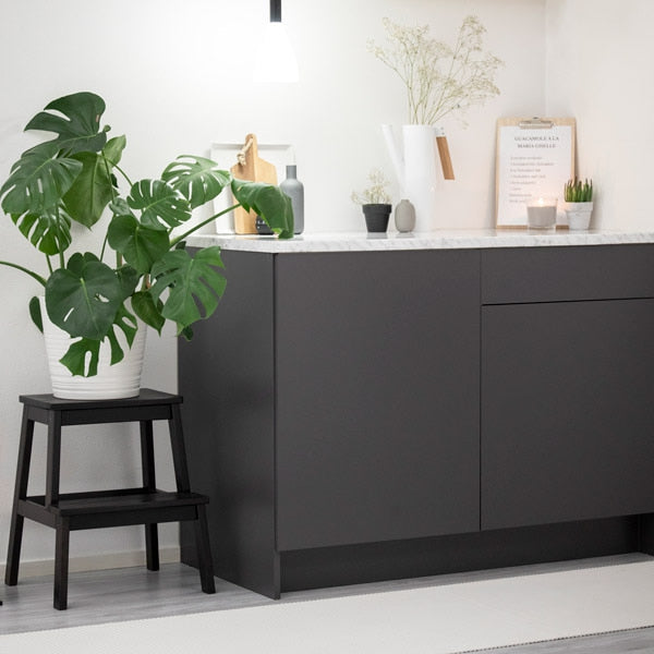 Uni matt antrasitt varm grå kontaktplast  er en av våre bestselgere. Den gir et moderne uttrykk og passer til å fornye kjøkken, bad og møbler.