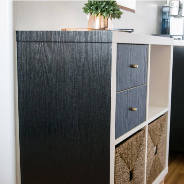 Blackwood kontaktplast er en av våre populære bestselgere. Den gir et moderne uttrykk i treverk og er fin å bruke til skap og bord.