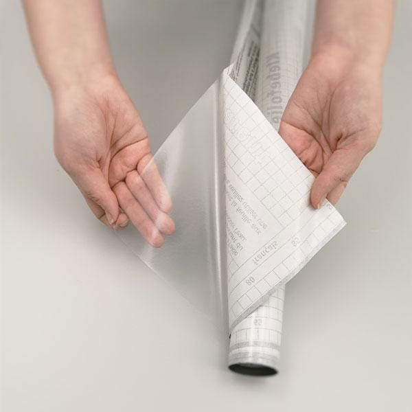 Transparent glossy kontaktplast er en populær gjennomsiktig folie som kan legges over de fleste slette flater som et beskyttelses-belegg.