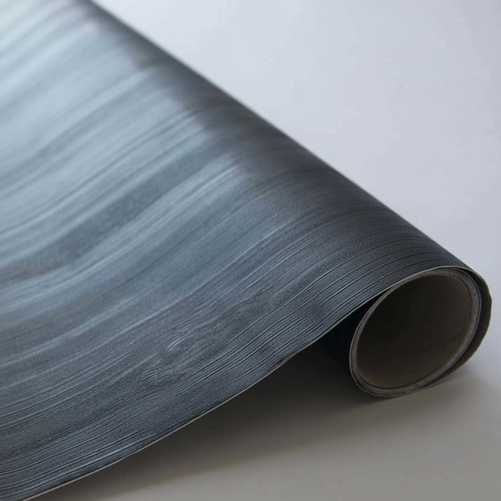 Nærbilde av Quadro sort kontaktplast med dyp trestruktur og glossy finish