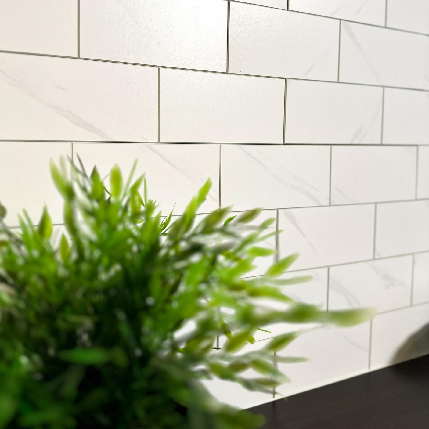 Selvklebende fliser med enkel montering for rask oppgradering av hjemmet.