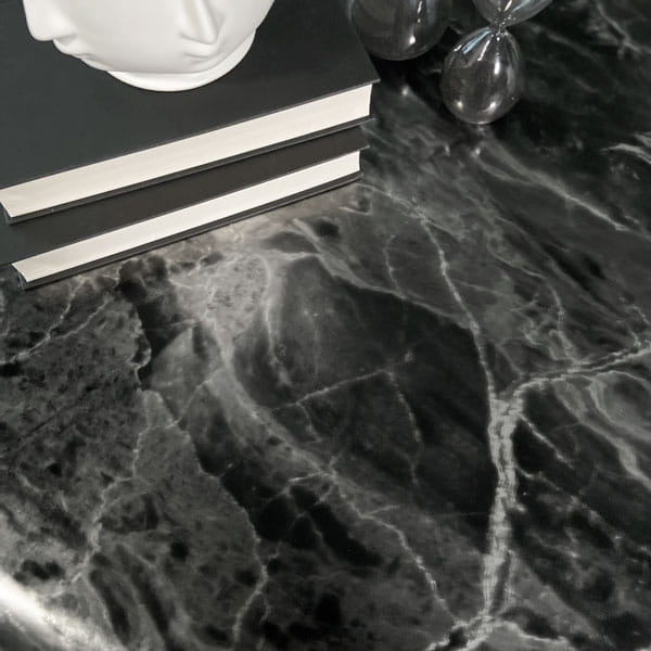 Marmor romeo sort/sølv kontaktplast er en bestselger som etterligner mørk marmor. Den har et sofistikert og dramatisk preg. Passer kjøkken og bad.