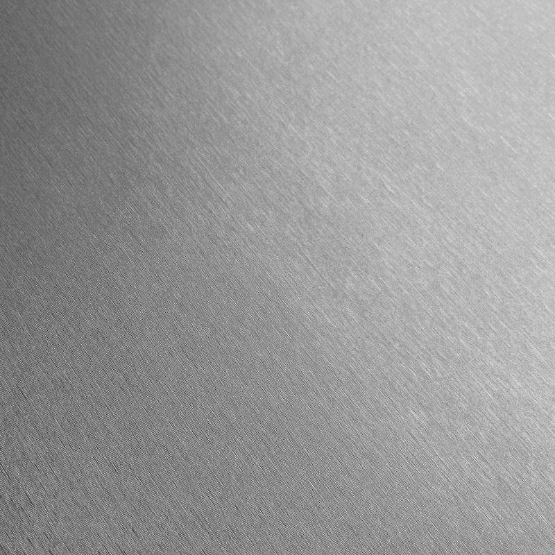 Aluminium kontaktplast imiterer børstet aluminium. Den gir et moderne og stilrent preg som passer på kjøleskapet, vaskemaskinen og baderommet.