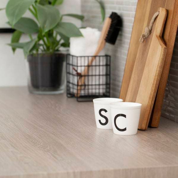 Delikat trestruktur med kjølig undertone på kontaktplast.