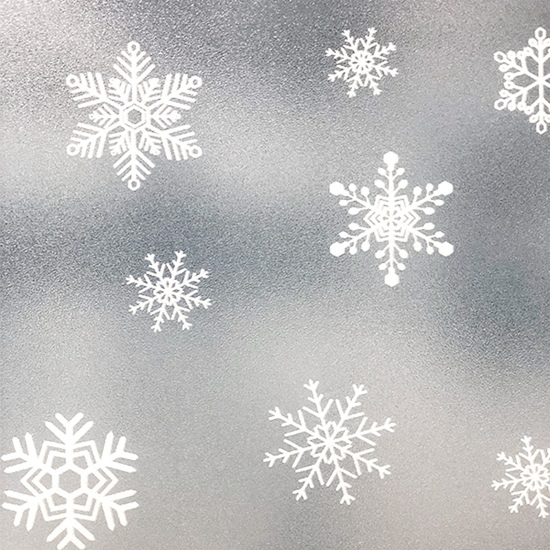 Gjenbrukbar julefolie med snøkrystaller brukt på vindu