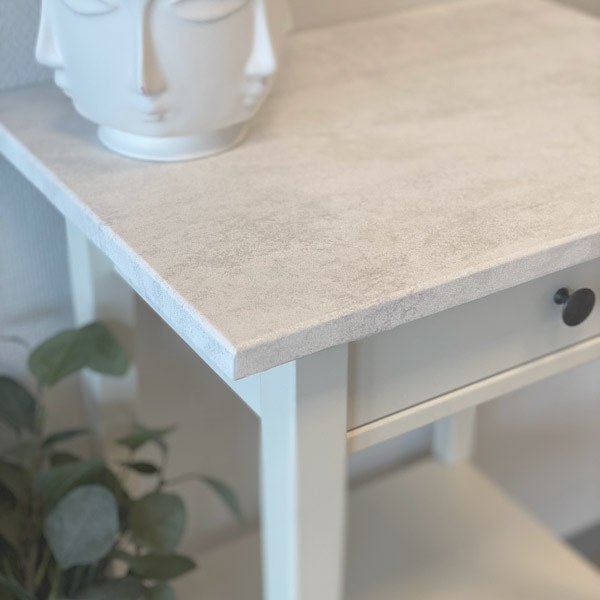 "Mikrosement hvit kontaktplast montert på spisebord bordplate hvit betong finish minimalistisk interiør"