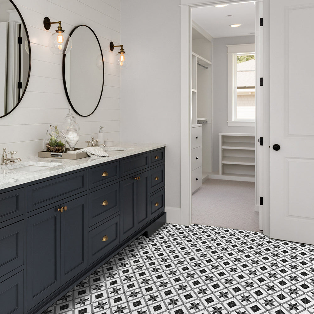 Oslo selvklebende fliser har et historisk design med stjerner og rette linjer i sort, hvit og grå. Perfekt til gang, bad og vegg.