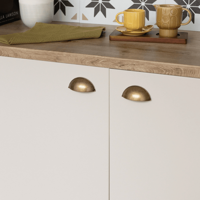 Uni matt sand kontaktplast er en populær løsning for å fornye kjøkkeninnredning, møbler og skap. Den gir et stilrent og behagelig uttrykk.