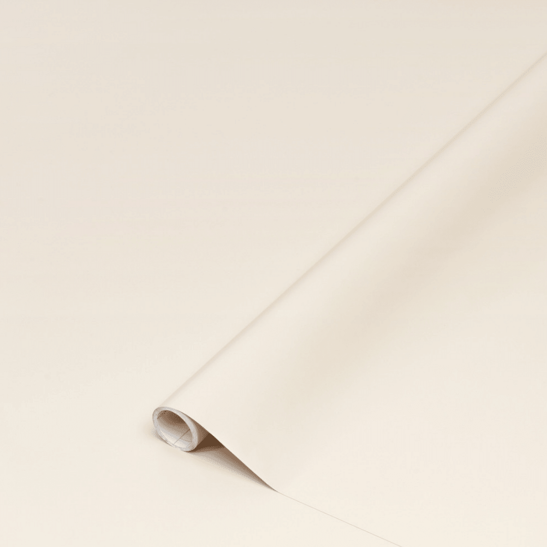 Nærbilde av Uni matt sand kontaktplast – silkematt finish i varm beige