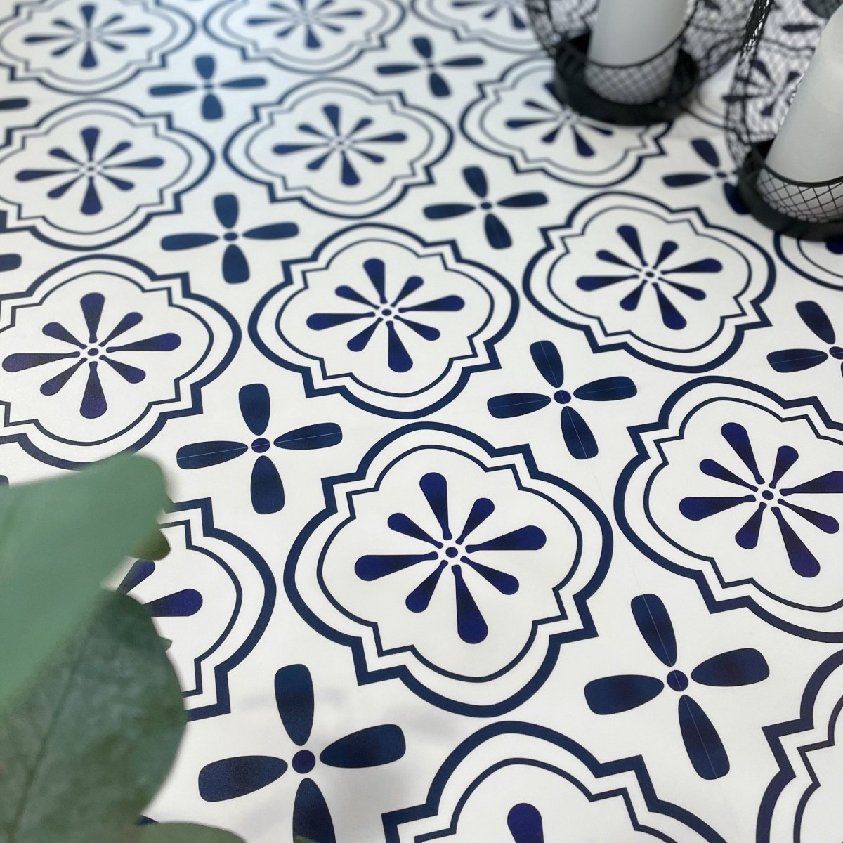 Nova blå selvklebende fliser brukt som backsplash på kjøkken