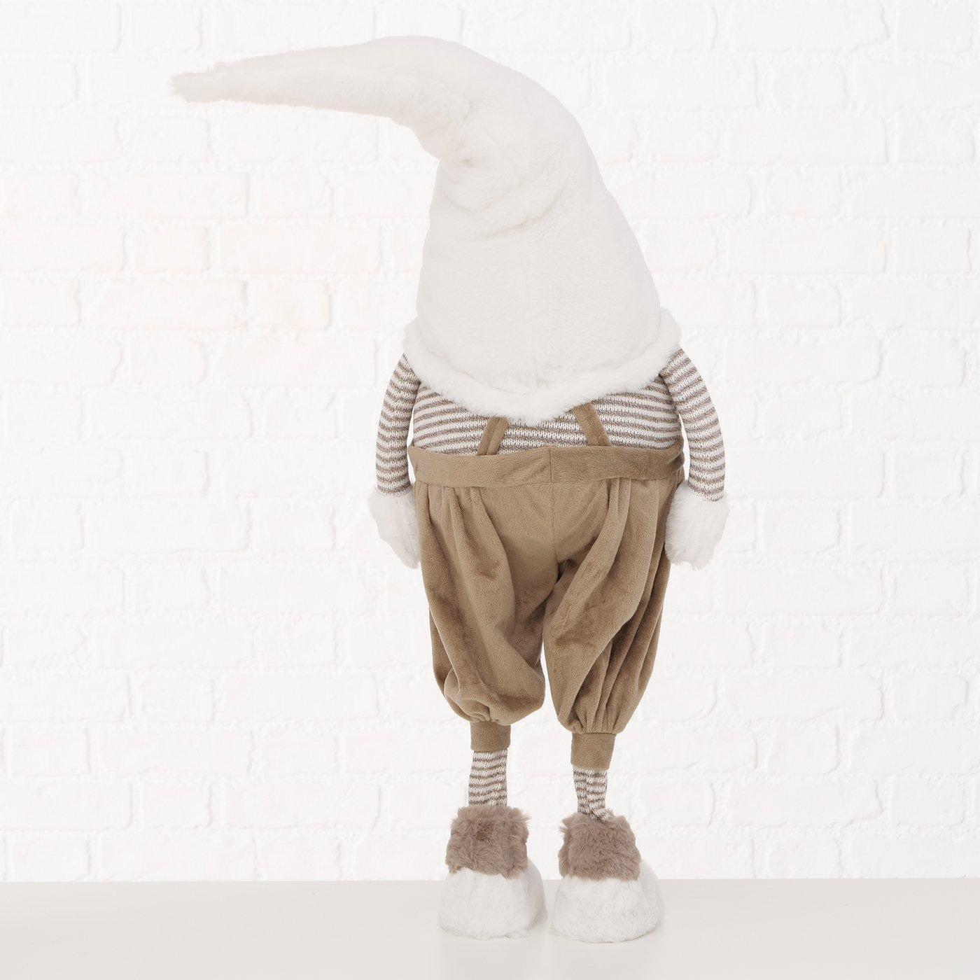 Bakside av nissefigur med hvit hatt, stripete genser og brune selebukser.