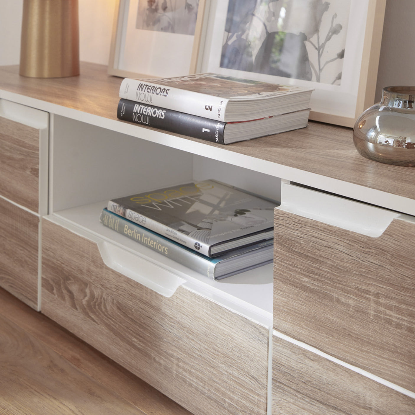 Nærbilde av skuffefronter fornyet med Sonoma Eik Lys kontaktplast – gir møblene en moderne og naturlig trefinish på budsjett