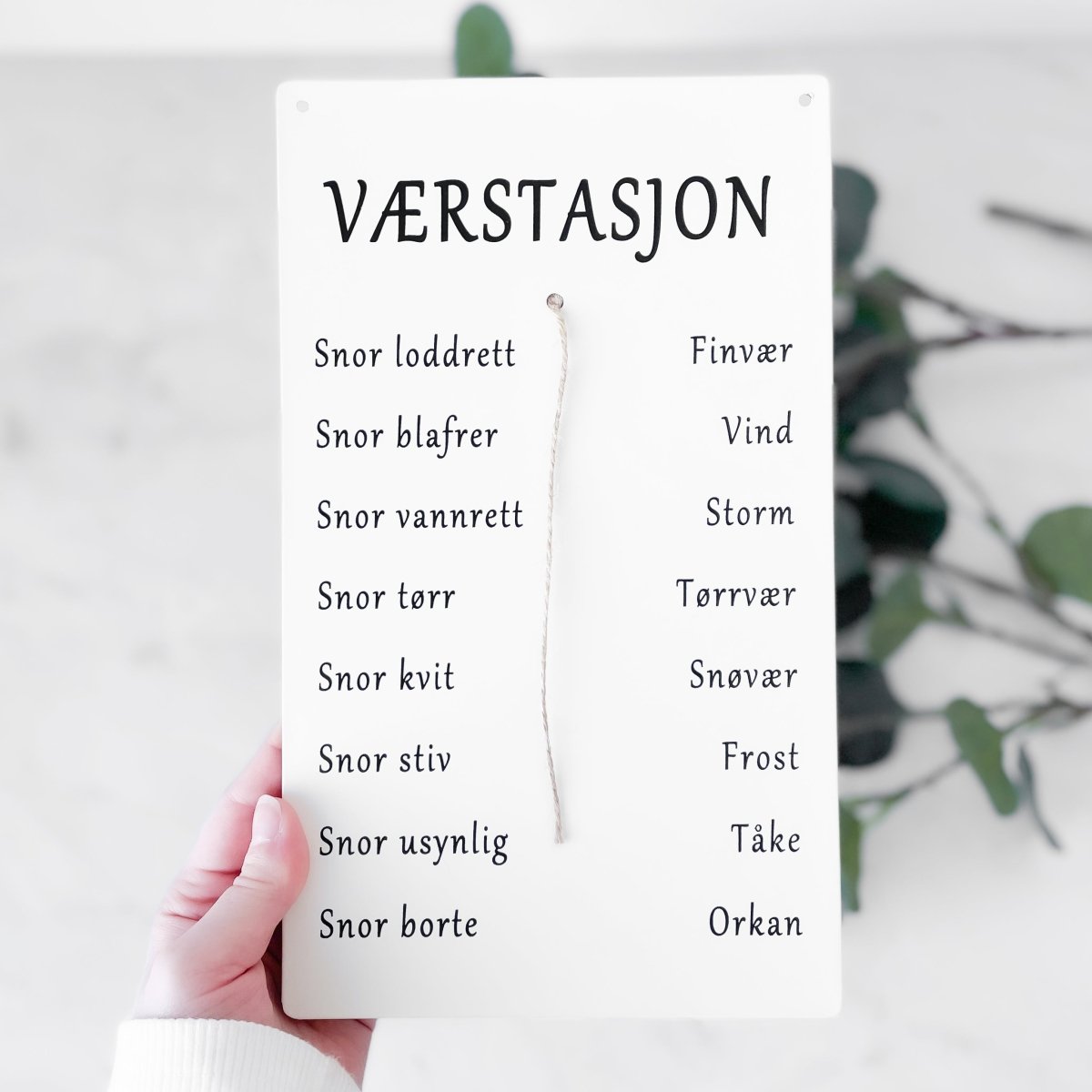 Skilt Værstasjon hvit 16 x 27 cm - Lindas Dekor