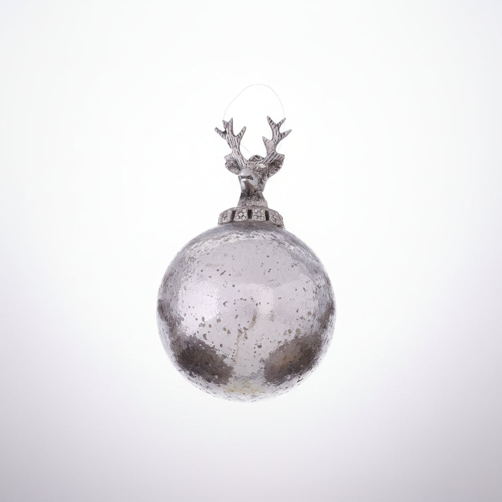 Sølvfarget julekule med hjortehode, 10 cm, i antikk finish.