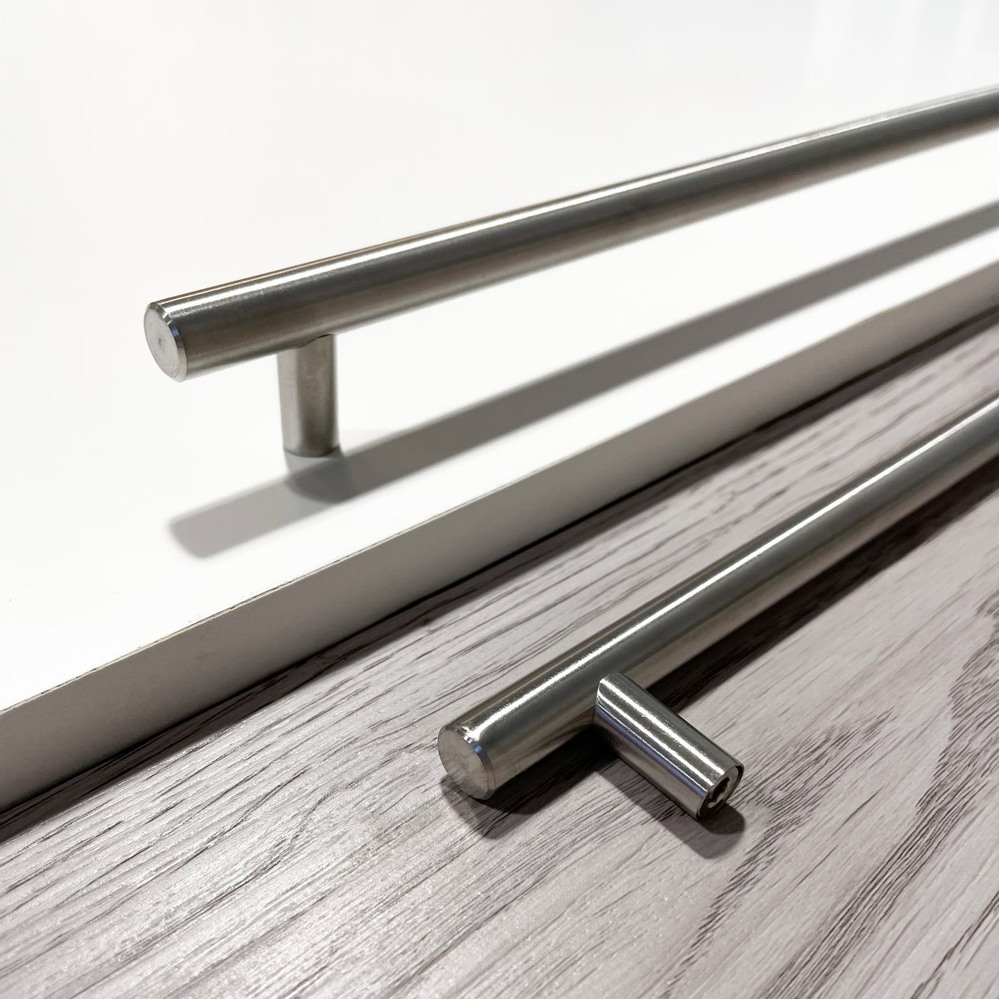 Avlangt sølvfarget møbelhåndtak med tidløst design.