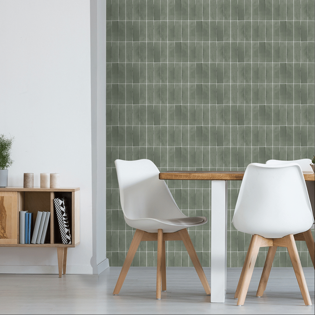 Grønne selvklebende fliser brukt som veggdekor i spisestue med lyse møbler og minimalistisk stil.