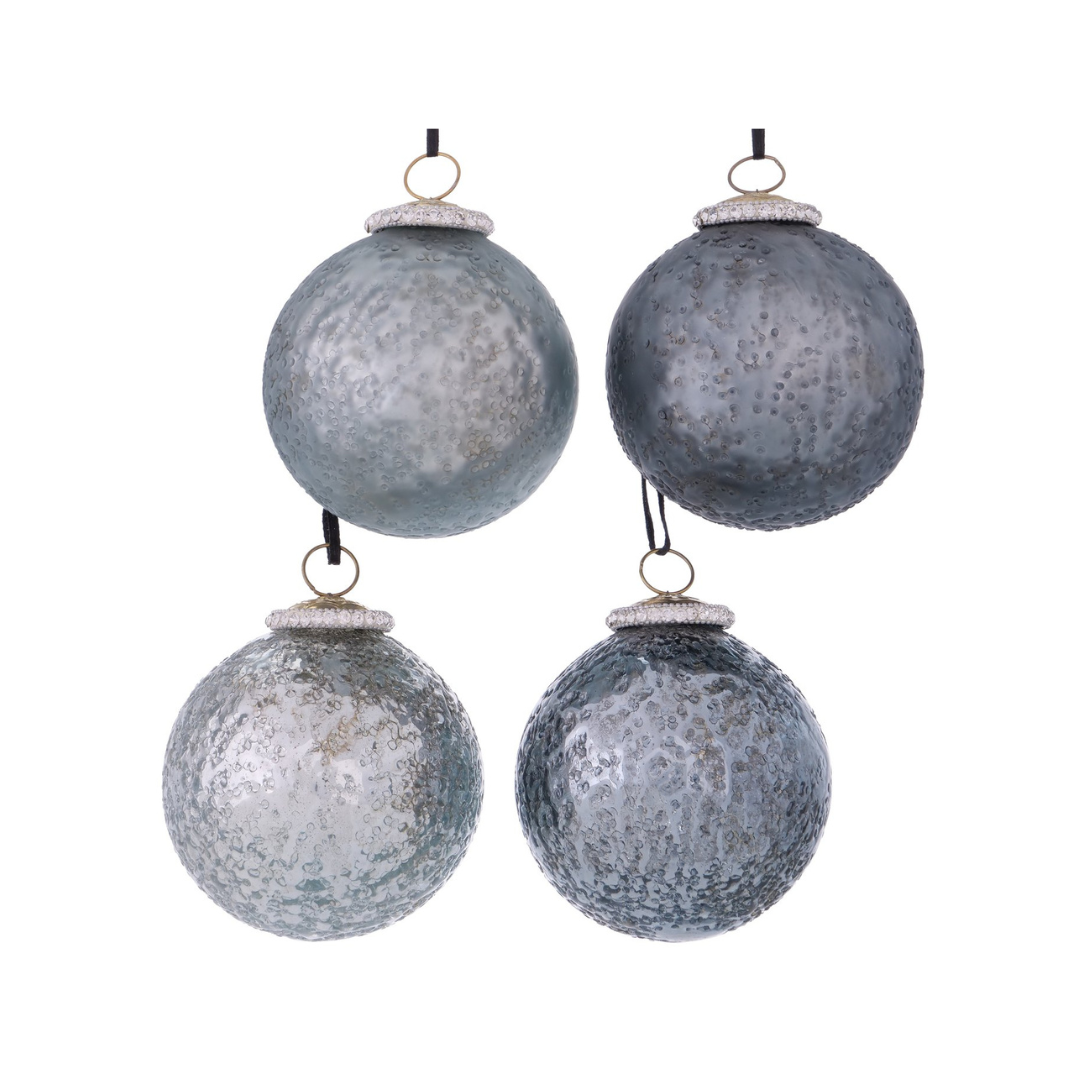 Fire grå, teksturerte julekuler med sølvfeste – klassisk og elegant julepynt.