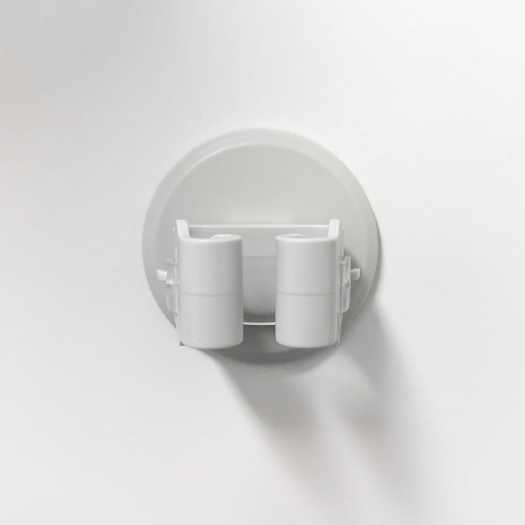 Moppeholder festet på hvit vegg, sett forfra i nøytral belysning.