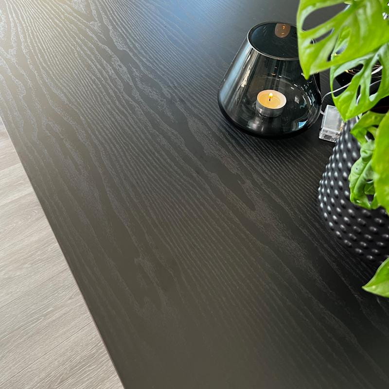 Moderne kontaktplast i sort matt finish perfekt for bord og dører.