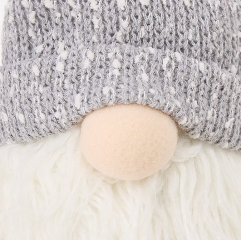 Snippy nissefigur i tekstil – moderne julepynt i rødt, grått og hvitt.