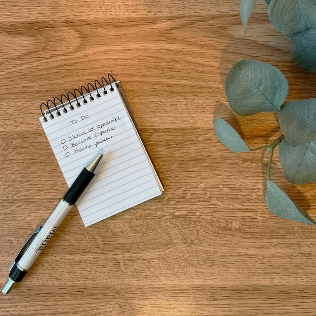 Rikke eik kontaktplast imiterer treverk i en lys og behagelig tone. Denne passer godt til fornyelse av benkeplater, kjøkken og møbler.