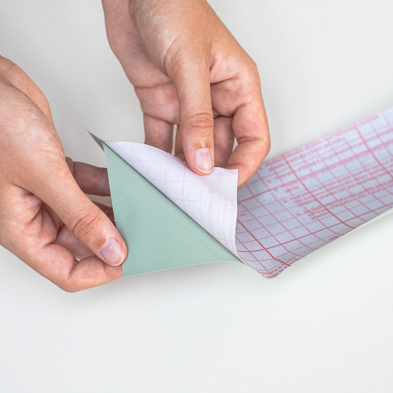 DIY møbelfolie i moderne sage green, silkematt finish som gir en rolig atmosfære.