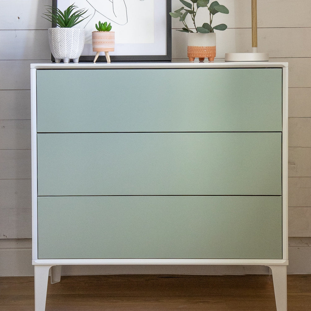 Grønn kontaktplast i matt sage green brukt til å fornye en kommode med moderne uttrykk.