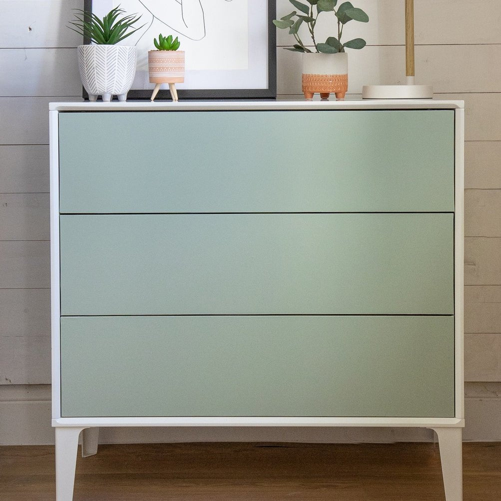 Grønn kontaktplast i matt sage green brukt til å fornye en kommode med moderne uttrykk.